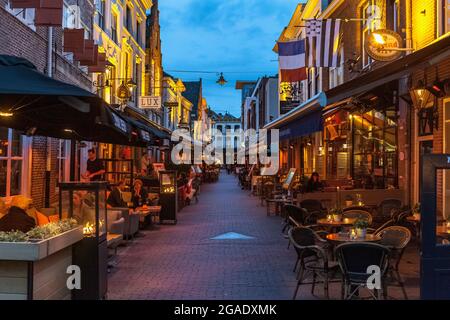 Straßencafés in der Abenddämmerung, Den Bosch, Niederlande Stockfoto