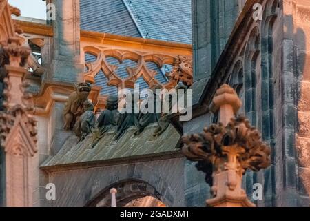 Wasserspeier und Statuetten auf fliegenden Stützen der St. John's Cathedral, Den Bosch, Niederlande Stockfoto