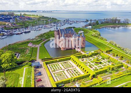 Luftaufnahme aus dem mittelalterlichen Schloss Muiderslot am IJsselmeer in den Niederlanden Stockfoto