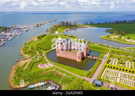 Luftaufnahme aus dem mittelalterlichen Schloss Muiderslot am IJsselmeer in den Niederlanden Stockfoto