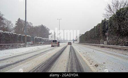 Fahren auf der Autobahn A1 während eines Schneesturms im Winter in den Niederlanden Stockfoto