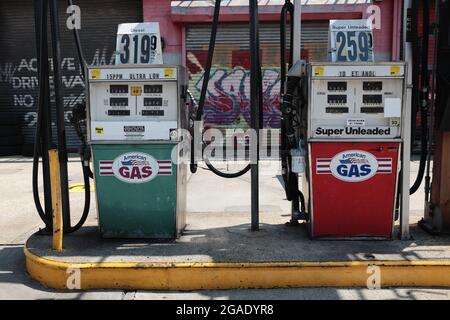 Tankstelle in der Van Brunt Street in Red Hook, Brooklyn, New York Stockfoto