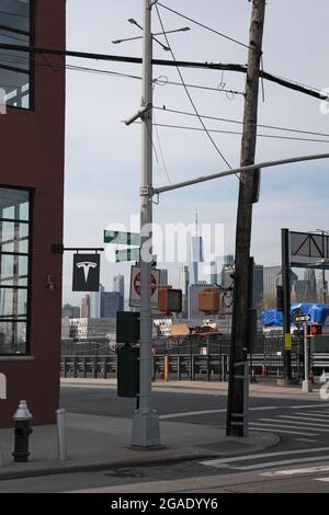 Tesla-Händler-Showroom an der Ecke Van Brunt Street und Summit Street in Red Hook, Brooklyn, New York Stockfoto