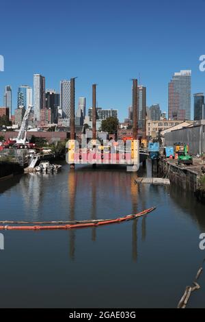 Gowanus-Kanal von der Union Street-Brücke in Brooklyn, New York. Der Gowanus-Kanal grenzt an die Viertel Red Hook, Carroll Gardens und Gowanu Stockfoto