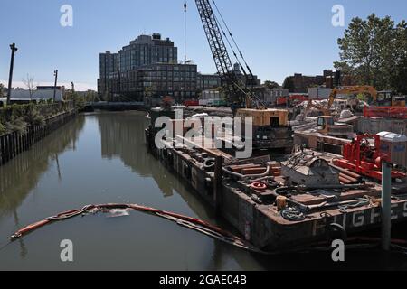 Gowanus-Kanal von der Union Street-Brücke in Brooklyn, New York. Der Gowanus-Kanal ist ein Ort zur Säuberung der Umweltverschmutzung Stockfoto