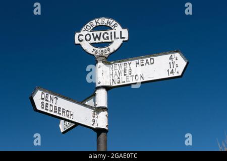 Old West Riding of Yorkshire Straßenschild in Cowgill, Dentdale, am Fuße der Old Coal Road in der Nähe von Dent Station auf der Selle to Carlisle Bahn. Y Stockfoto