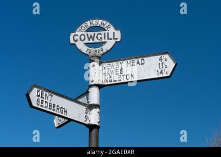 Old West Riding of Yorkshire Straßenschild in Cowgill, Dentdale, am Fuße der Old Coal Road in der Nähe von Dent Station auf der Selle to Carlisle Bahn. Y Stockfoto