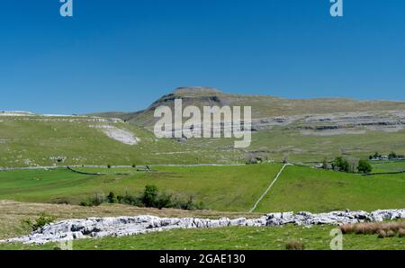 Ingleboorough aus dem Boden von Kingsdale, zeigt die Kalksteingeologie des Gebiets, North Yorkshire, Großbritannien. Stockfoto