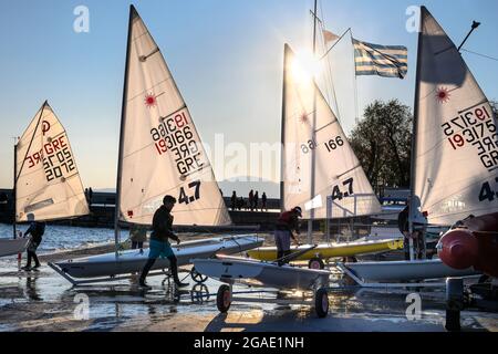 Laser-Schlauchboote, die für ein Rennen vorbereitet sind, im Hafen von Kalamata, Messinia, Südpeloponnes, Griechenland, Stockfoto