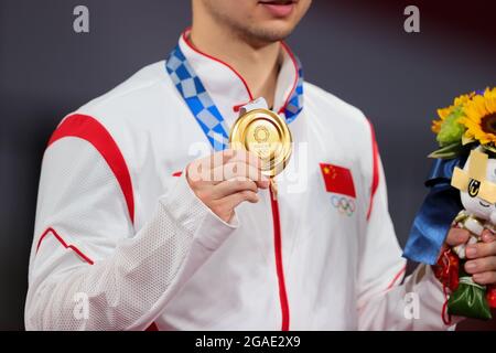 Tokio, Japan. Juli 2021. MA Long zeigt seine Goldmedaille beim Männer-Tischtennis-Einzel-Goldmedaillenspiel zwischen Fan Zhendong aus China und Ma Long aus China am 7. Tag der Olympischen Spiele 2020 in Tokio. Quelle: Pete Dovgan/Speed Media/Alamy Live News Stockfoto