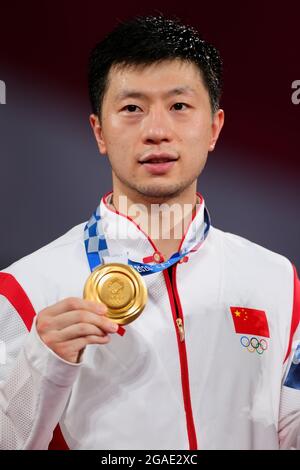 Tokio, Japan. Juli 2021. MA Long zeigt seine Goldmedaille beim Männer-Tischtennis-Einzel-Goldmedaillenspiel zwischen Fan Zhendong aus China und Ma Long aus China am 7. Tag der Olympischen Spiele 2020 in Tokio. Quelle: Pete Dovgan/Speed Media/Alamy Live News Stockfoto