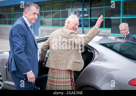 Der Prinz von Wales, der als Herzog von Rothesay in Schottland bekannt ist, winkt nach einem Besuch des NAFC Marine College in Port Arthur, Scalloway, Shetland, nach einem Treffen mit Mitarbeitern und Studenten und einem Test des Naval-Simulators am zweiten Tag eines zweitägigen Besuchs in Schottland zu den Wohlhabenden. Bilddatum: Freitag, 30. Juli 2021. Stockfoto