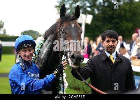 Jockey Oisin Murphy (links) und Trainer Saeed bin Suroor (rechts) mit Pferd Passion and Glory nach dem Gewinn der L'Ormarins Queen's Plate Glorious Stakes am vierten Tag des Goodwood Festivals auf der Goodwood Racecourse, Chichester. Stockfoto