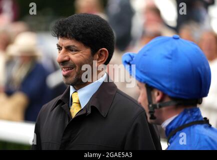 Trainer Saeed bin Suroor (rechts) und Jockey Oisin Murphy nach dem Gewinn der L'Ormarins Queen's Plate Glorious Stakes am vierten Tag des Goodwood Festivals auf der Goodwood Racecourse, Chichester. Stockfoto