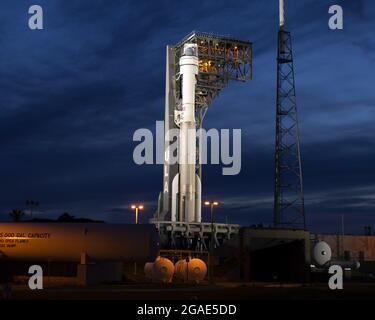 Florida, USA. Juli 2021. Die Orbital Flight Test 2-Mission der Boeing/NASA Starliner-Raumsonde wurde verschoben, da das Fahrzeug am Donnerstag, den 29. Juli 2021, in der Dämmerung auf dem Pad 41 auf der Cape Canaveral Space Force Station in Florida sitzt. Die NASA-Manager beschlossen, die Mission zu verzögern, als sie entdeckten, dass das neue russische Nauka-Modul auf der Internationalen Raumstation unbeabsichtigt Triebwerke abfeuern und den umkreisenden Außenposten zwingen wollte, von seiner geplanten Ausrichtung abzurollen. Foto von Joe Marino/UPI Kredit: UPI/Alamy Live Nachrichten Kredit: UPI/Alamy Live Nachrichten Stockfoto