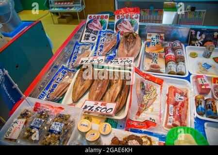 Rausu Fischfanghafen frische Ozeanprodukte in Rausu Stadt Seafood Shop in Hokkaido Island, Japan angezeigt. Aufgenommen auf der Hokkaido-Insel, Japan, im September, Stockfoto