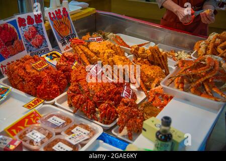 Rausu Fischfanghafen frische Ozeanprodukte in Rausu Stadt Seafood Shop in Hokkaido Island, Japan angezeigt. Aufgenommen auf der Hokkaido-Insel, Japan, im September, Stockfoto