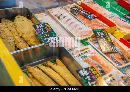 Rausu Fischfanghafen frische Ozeanprodukte in Rausu Stadt Seafood Shop in Hokkaido Island, Japan angezeigt. Aufgenommen auf der Hokkaido-Insel, Japan, im September, Stockfoto