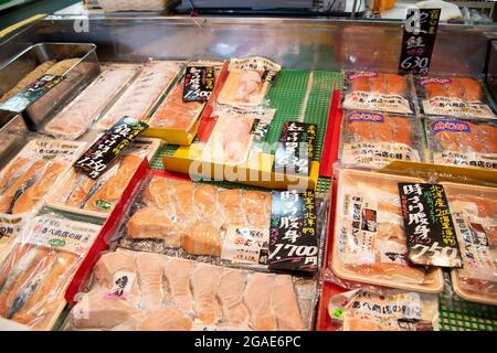 Rausu Fischfanghafen frische Ozeanprodukte in Rausu Stadt Seafood Shop in Hokkaido Island, Japan angezeigt. Aufgenommen auf der Hokkaido-Insel, Japan, im September, Stockfoto