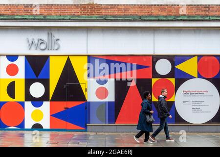 London, Großbritannien. 30. Juli 2021. Die Leute kommen an einem leeren Laden in der Oxford Street vorbei. Laut einem Bericht des British Retail Consortium (BRC) und des Local Data Company ist jeder siebente Laden in ganz Großbritannien leer, da Einzelhändler weiterhin unter den Auswirkungen der Covid-Pandemie auf die Besucherfrequenz leiden und Kunden zum Online-Shopping wechseln. Es gibt eine starke Kluft zwischen dem Süden Englands, einschließlich London, mit niedrigeren Leerstandsquoten im Vergleich zum Norden des Landes. Kredit: Stephen Chung / Alamy Live Nachrichten Stockfoto