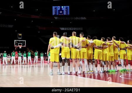 Tokio, Japan, 25. Juli 2021. Australien steht für die Hymne während der Vorrunde Gruppe B für Männer-Basketball - Spiel 3 zwischen Australien und Nigeria am 2. Tag der Olympischen Spiele 2020 in Tokio. Quelle: Pete Dovgan/Speed Media/Alamy Live News Stockfoto