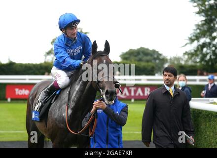 Jockey Oisin Murphy (links) und Trainer Saeed bin Suroor (rechts) mit Pferd Passion and Glory nach dem Gewinn der L'Ormarins Queen's Plate Glorious Stakes am vierten Tag des Goodwood Festivals auf der Goodwood Racecourse, Chichester. Stockfoto