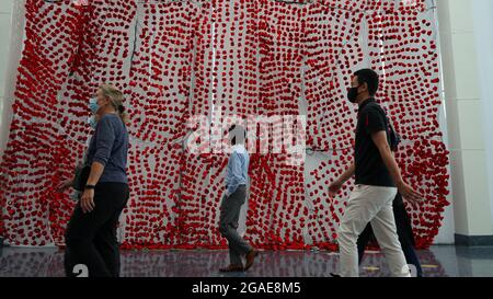 Los Angeles, USA. Juli 2021. Besucher der LA Art Show in Los Angeles, USA, 29. Juli 2021. Mehr als 80 ausstellende Galerien und Museen aus Nord- und Südamerika, Asien und Europa nahmen dieses Jahr an der viertägigen Veranstaltung Teil. Quelle: Zeng Hui/Xinhua/Alamy Live News Stockfoto