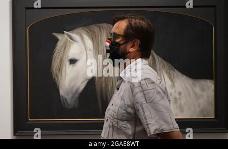 Los Angeles, USA. Juli 2021. Ein Mann besucht die LA Art Show in Los Angeles, USA, 29. Juli 2021. Mehr als 80 ausstellende Galerien und Museen aus Nord- und Südamerika, Asien und Europa nahmen dieses Jahr an der viertägigen Veranstaltung Teil. Quelle: Zeng Hui/Xinhua/Alamy Live News Stockfoto