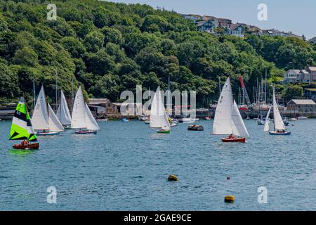 Troy-Klasse Boote, die an Wettkampfrennen teilnehmen - Fowey Harbour / Mündung, Cornwall, Großbritannien. Stockfoto