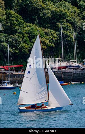 Troy-Klasse Boote, die an Wettkampfrennen teilnehmen - Fowey Harbour / Mündung, Cornwall, Großbritannien. Stockfoto