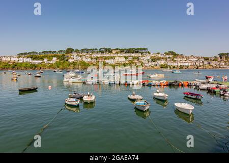 Blick über Fowey (südlich der Hauptstadt) vom Kai von Polruan an einem warmen Sommertag - Polruan & Fowey, Cornwall, Großbritannien. Stockfoto