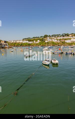 Blick über Fowey (südlich der Hauptstadt) vom Kai von Polruan an einem warmen Sommertag - Polruan & Fowey, Cornwall, Großbritannien. Stockfoto