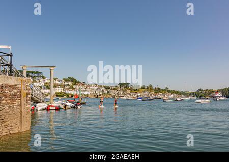 Ein Blick auf Fowey vom Kai von Polruan an einem warmen Sommertag - Polruan & Fowey, Cornwall, Großbritannien. Stockfoto