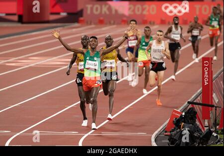 Tokio, Kanto, Japan. Juli 2021. Selemon Barega (ETH) gewinnt die Goldmedaille, gefolgt von Joshua Cheptegei (UGA) und Jacob Kipling (ETH).im Finale der Männer ÜBER 10.000M bei den Olympischen Spielen 2020 in Tokio am Freitag, den 30. Juli 2021 in Tokio. (Bild: © Paul Kitagaki Jr./ZUMA Press Wire) Stockfoto