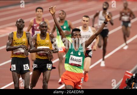 Tokio, Kanto, Japan. Juli 2021. Selemon Barega (ETH) gewinnt die Goldmedaille, gefolgt von Joshua Cheptegei (UGA) und Jacob Kipling (ETH).im Finale der Männer ÜBER 10.000M bei den Olympischen Spielen 2020 in Tokio am Freitag, den 30. Juli 2021 in Tokio. (Bild: © Paul Kitagaki Jr./ZUMA Press Wire) Stockfoto