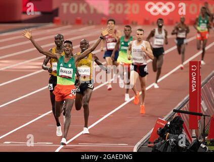 Tokio, Kanto, Japan. Juli 2021. Selemon Barega (ETH) gewinnt die Goldmedaille, gefolgt von Joshua Cheptegei (UGA) und Jacob Kipling (ETH).im Finale der Männer ÜBER 10.000M bei den Olympischen Spielen 2020 in Tokio am Freitag, den 30. Juli 2021 in Tokio. (Bild: © Paul Kitagaki Jr./ZUMA Press Wire) Stockfoto