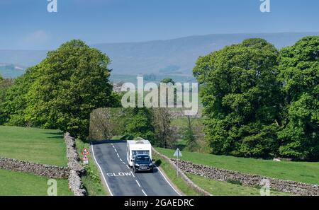 Verkehr auf der A684 in Wensleydale zwischen Hawes und Bainbridge, North Yorkshire, Großbritannien. Stockfoto