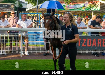 Windsor, Großbritannien. Juli 2021. Horse Piffle gewinnt die britischen EBF-Stutfohlen mit eingeschränkten Einsätzen für Anfänger. Quelle: Maureen McLean/Alamy Stockfoto