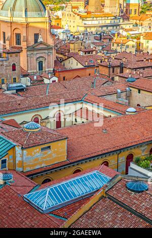 Ziegeldächer von Bologna Stadt von oben, Italien. Italienisches Stadtbild Stockfoto