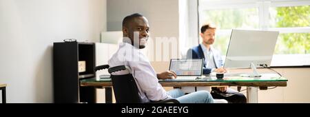 Afroamerikanischer Handicapped Man Employee. Menschen Im Rollstuhl Stockfoto