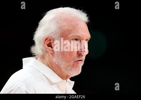 Tokio, Japan, 25. Juli 2021. Team USA-Cheftrainer Gregg Popovich schaut während der Männer-Basketball-Vorrunde Gruppe A - Match 4 zwischen Frankreich und den USA am 2. Tag der Olympischen Spiele 2020 in Tokio . Quelle: Pete Dovgan/Speed Media/Alamy Live News Stockfoto