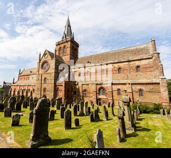 St. Magnus Cathedral, Kirkwall dominiert die Skyline von Kirkwall, der Hauptstadt von Orkney, einer Inselgruppe vor der Nordküste des schottischen Festlandes. Stockfoto