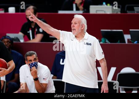 Tokio, Japan, 25. Juli 2021. Team USA-Cheftrainer Gregg Popovich ruft sein Team während der Vorrunde der Männer Basketball Gruppe A - Match 4 zwischen Frankreich und den USA am 2. Tag der Olympischen Spiele 2020 in Tokio an. Quelle: Pete Dovgan/Speed Media/Alamy Live News Stockfoto