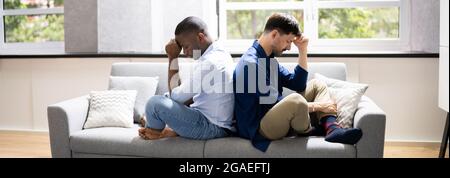 Homosexuell Paar Beziehung Konflikt Und Scheidung. Unglücklich Und Traurig Stockfoto