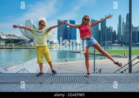 Singapur, Stadt der Zukunft. Zwei Kinder-Reisende, Bruder und Schwester, Spaß zusammen auf Familienausflug Stadttour. Stockfoto