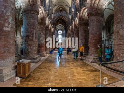 St. Magnus Cathedral, Kirkwall dominiert die Skyline von Kirkwall, der Hauptstadt von Orkney, einer Inselgruppe vor der Nordküste des schottischen Festlandes. Stockfoto