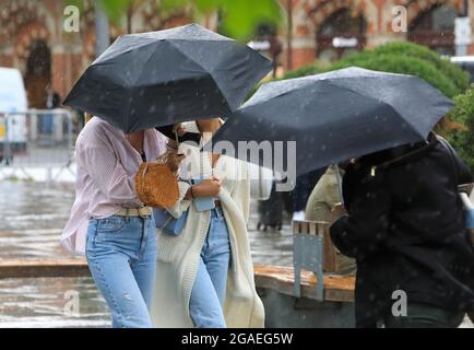 London, Großbritannien, 30. Juli 2021. Häufige Regenschauer bedeuteten, dass ein praktischer Regenschirm im Kings Cross/St Pancras, London, Großbritannien, nützlich war. Trockeneres und sonniveres Wetter wird ab dem 9. August versprochen. Monica Wells/Alamy Live News Stockfoto