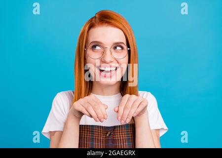 Foto von jungen fröhlichen Mädchen glücklich positive Lächeln halten Hände wie Kaninchen Pfoten suchen leeren Raum isoliert über blauen Hintergrund Stockfoto