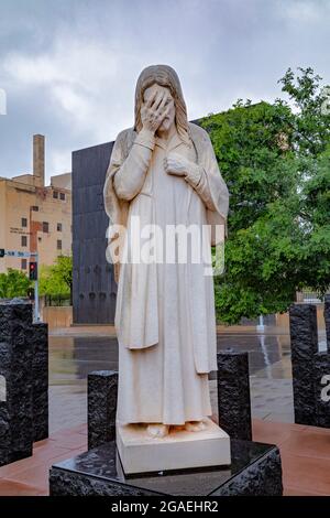 Oklahoma City, Oklahoma - „und Jesus weinten“, eine Skulptur, die von der Erzdiözese Oklahoma City gegenüber dem Oklahoma City National M aufgestellt wurde Stockfoto