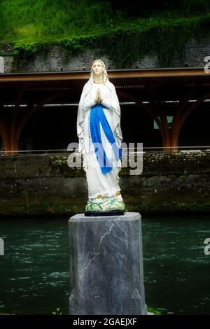 Statue der Jungfrau Maria, Mutter gottes, im Heiligtum von Lourdes, Frankreich Stockfoto